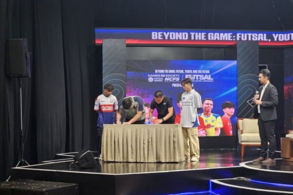 Here are some alternate title suggestions for "FFI dan Games of Society Jalin Kerja Sama Pembinaan Futsal":

1. "Kolaborasi FFI dan Games of Society untuk Pengembangan Futsal"
2. "Kerjasama FFI dan Games of Society dalam Membangun Futsal Berbasis Komunitas"
3. "FFI dan Games of Society: Sinergi Dalam Pembinaan Futsal"
4. "Membangun Futsal Bersama: Kerja Sama FFI dan Games of Society"
5. "FFI dan Games of Society: Bersinergi untuk Mewujudkan Futsal Berkualitas"
6. "Kemitraan Strategis: FFI dan Games of Society dalam Pembinaan Futsal"
7. "FFI dan Games of Society: Meningkatkan Kualitas Futsal Melalui Kerja Sama"
8. "Kolaborasi FFI dan Games of Society dalam Optimalisasi Pembinaan Futsal"

Feel free to modify or combine these suggestions to better fit your needs!